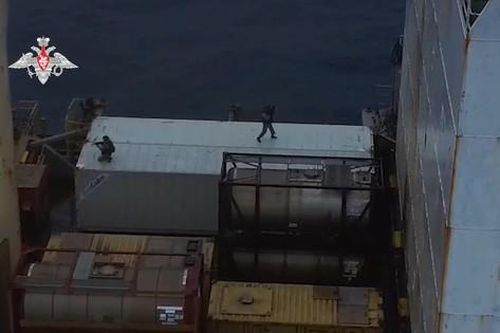Xem lính Nga đột kích lên tàu container bị cướp biển bắt giữ
