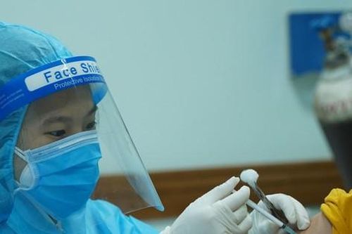 Chuyên gia chỉ cách xử lý các phản ứng có thể gặp khi trẻ em chích ngừa COVID-19