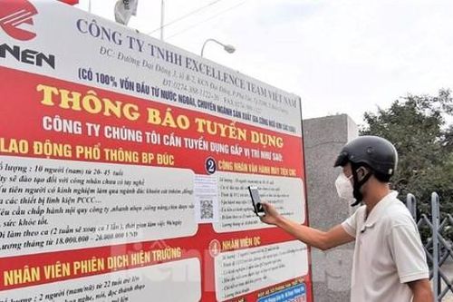 Bảng tuyển dụng với lương cao dựng lên khắp nơi vẫn vắng người tìm việc