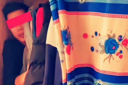 Chồng thấy gã trai trốn trong tủ quần áo, vợ khẳng định là thợ sửa vòi nước