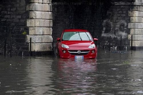 Bão lớn đổ bộ Italia, đường phố 'biến thành' sông ngòi