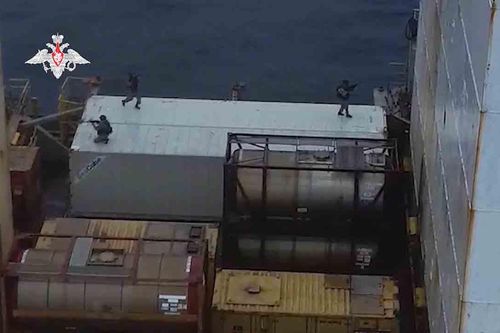 Nghẹt thở xem đặc nhiệm Nga đột kích tàu bị cướp biển bắt giữ