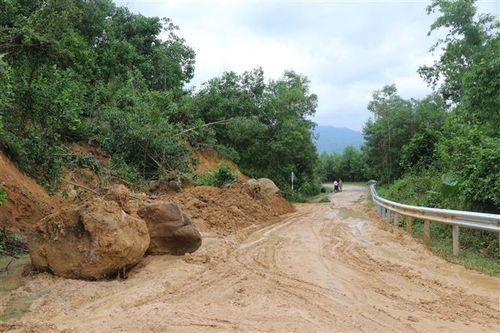 Quảng Ngãi khắc phục, thông tuyến điểm sạt lở ở các huyện miền núi
