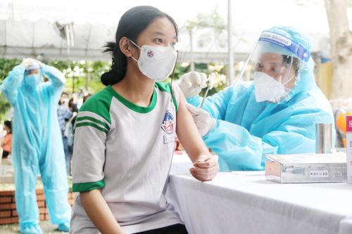 Hình ảnh những học sinh đầu tiên ở Việt Nam tiêm vaccine COVID-19