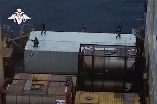Video đội chống khủng bố Nga đột kích tàu container bị cướp biển tấn công