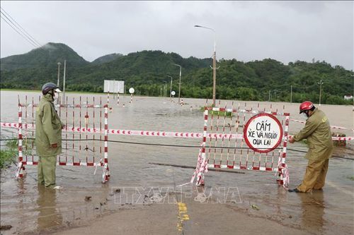 Phú Yên nước lũ dâng cao chia cắt cục bộ một số địa phương