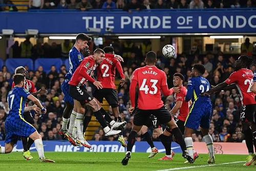 Kepa đưa Chelsea vào tứ kết League Cup sau loạt luân lưu