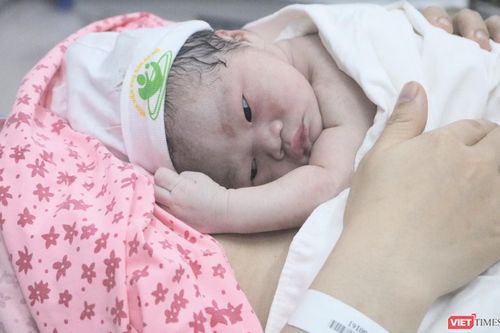 Vợ chồng sinh con thứ 2 có thể được thưởng gần 9 triệu đồng