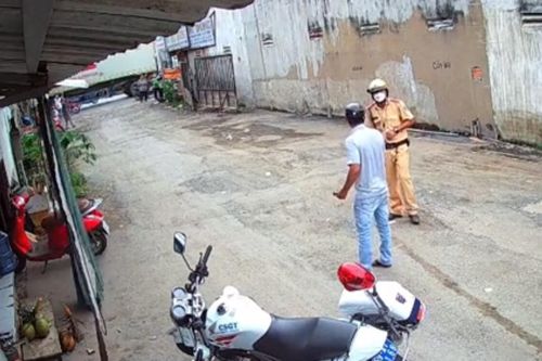 Thanh niên 'uống 4 chai' vẫn đi xe còn thách thức CSGT: 'Anh sợ dịch hả, anh sợ chết à?'