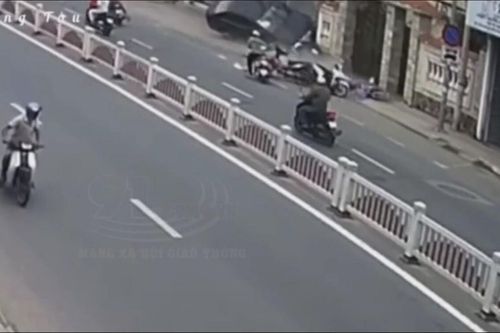 Clip: Xe ô tô bất ngờ mất lái lao sang làn đường đối diện húc văng hàng loạt xe máy