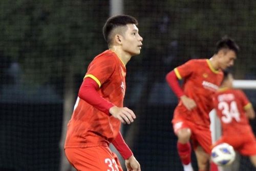 Bạn trai cũ của Ngọc Trinh ra mắt 'thảm họa' ở U23 Việt Nam, ông Park thay ra ngay đầu hiệp 2