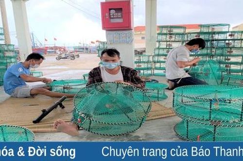 Ngư dân chuẩn bị ngư lưới cụ trước khi vươn khơi