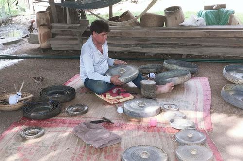Nghệ nhân Ưu tú Nay Dri đắm đuối với cồng chiêng