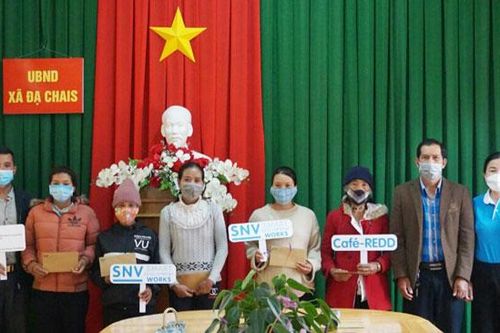 Lạc Dương: Trao tặng quà cho phụ nữ có hoàn cảnh khó khăn bị ảnh hưởng bởi dịch Covid-19