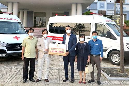 Tiếp nhận 2 xe cứu thương chuyên dụng phục vụ công tác phòng, chống COVID-19