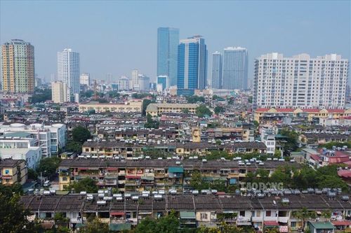 Bồn nước nằm chen chúc trên nóc nhà các khu tập thể cũ ở Hà Nội