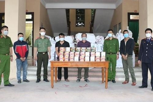 Bắt đối tượng buôn bán gần 2 tấn pháo nổ
