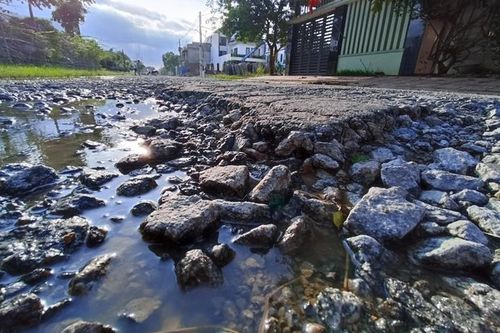 Cận cảnh những con đường đầy 'ổ voi' giữa thành phố Hà Tĩnh