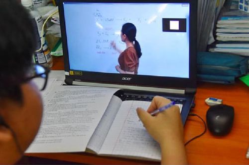 Dạy trực tuyến quá lâu, giáo viên than trời vì căng thẳng, mệt mỏi