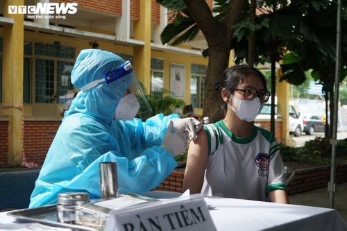 Ngày đầu tiên TP.HCM tiêm vaccine COVID-19 cho trẻ em