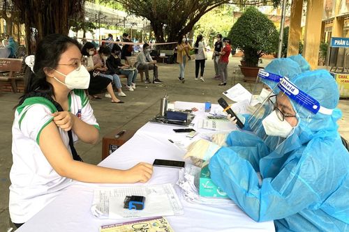 Học sinh TP.HCM vui mừng khi được tiêm vaccine COVID-19