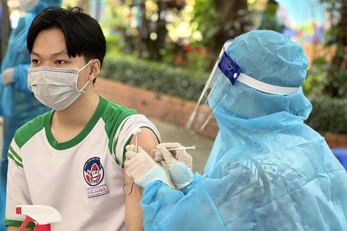 Hàng nghìn học sinh thành phố Hồ Chí Minh được tiêm vắc xin phòng Covid-19