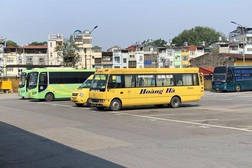 Giá xăng tăng kỷ lục, doanh nghiệp vận tải đối mặt với khó khăn