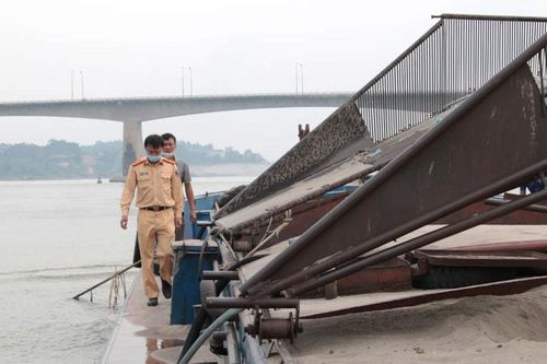 Bắt quả tang tàu hút cát trái phép trên sông Đà