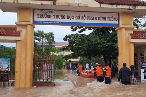 Quảng Trị: Giải cứu hàng trăm học sinh bị nước lũ bủa vây