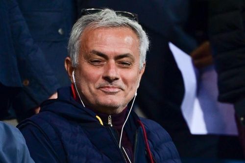 HLV Mourinho đeo tai nghe để chỉ đạo trong trận thắng của Roma