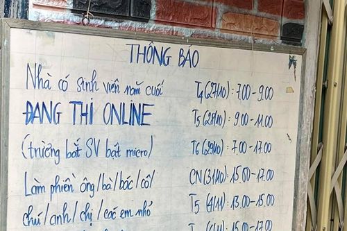 Nam sinh treo biển đang thi online trước cửa nhà