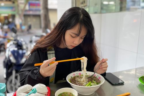 Nhiều người ở TP.HCM vẫn ngần ngại ăn tại chỗ