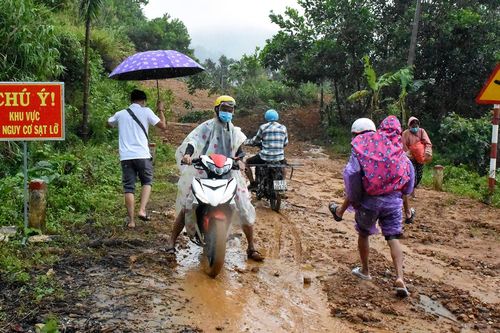 Núi lở gây nguy hiểm cho hàng nghìn người dân ở Quảng Ngãi, Bình Định