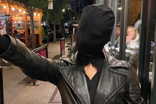 Mặc đồ trùm kín người như Kim Kardashian đi chơi Halloween