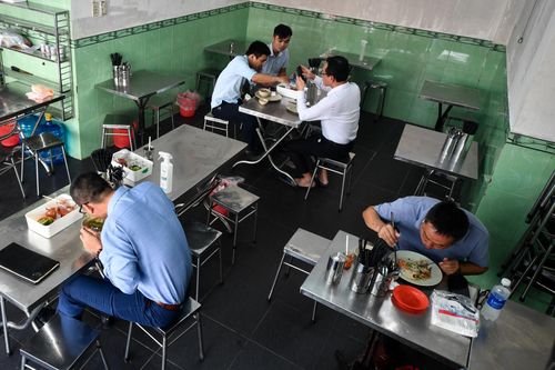 Hàng quán tại TP.HCM nhộn nhịp khách ngồi ăn trưa