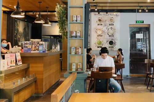 Cà phê, nhà hàng quận 1 trong ngày đầu bán tại chỗ