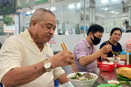 Đi 20 km để ăn tô phở trong ngày đầu được ngồi tại chỗ