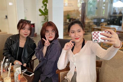 Háo hức check-in khi hàng quán ở TP.HCM mở bán tại chỗ