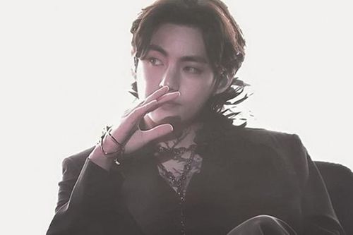 V BTS lại mê hoặc giới truyền thông và phê bình trong 'PTD On Stage' dù chấn thương