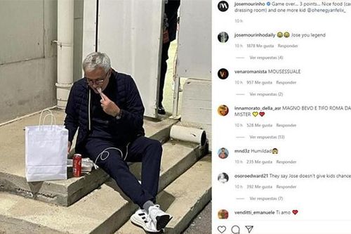 Bị cấm vào phòng thay đồ, Mourinho ngồi ăn ở lề đường