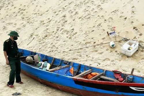 Sóng lớn đánh chìm xuồng cá của 3 ngư dân ở cửa biển Tam Quan