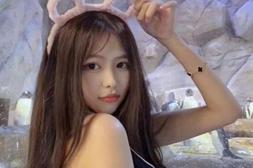 Phong cách hở bạo của thiếu nữ bị đồn là tình trẻ Châu Tinh Trì