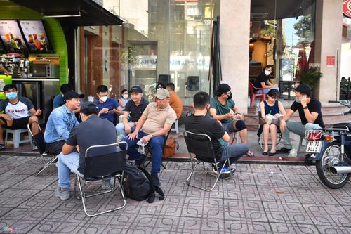 Nhộn nhịp hàng quán ngày đầu được mở bán tại chỗ ở TP Hồ Chí Minh