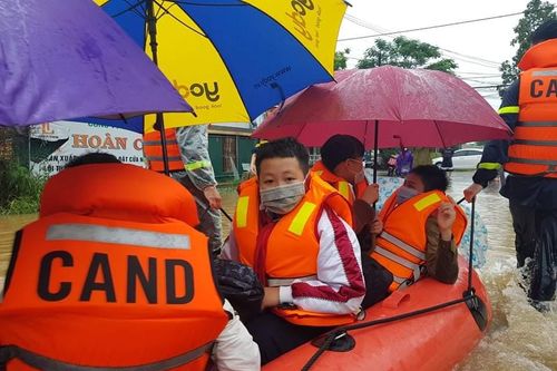 Quảng Trị: Cứu hộ hàng trăm học sinh bị mắc kẹt do trường bị ngập sâu