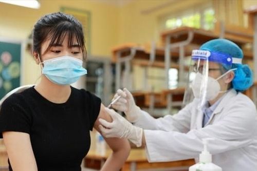 Covid-19: Cả nước đã tiêm hơn 77,4 triệu liều vaccine; Bến Tre tìm người liên quan đến đám tang