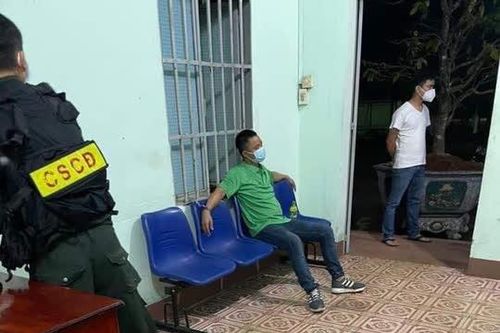 Bắt giữ đối tượng dùng xẻng đánh chết bạn trai của vợ