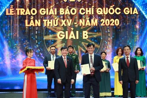Người làm báo phải biết phân tích, tổng hợp, tìm ra vấn đề trong cả 'núi' hồ sơ, tư liệu