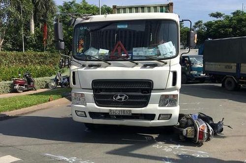 Người phụ nữ tử vong dưới gầm ô tô container