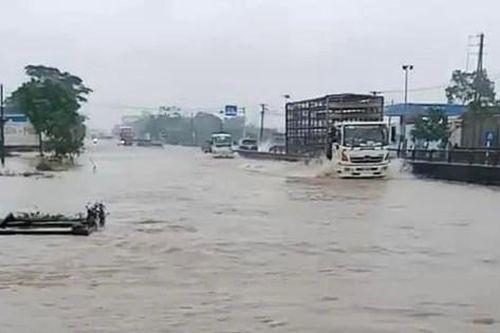Mưa lớn nhiều giờ, quốc lộ 1 qua Hà Tĩnh biến thành 'sông'