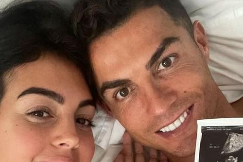Ronaldo lên chức bố lần 5